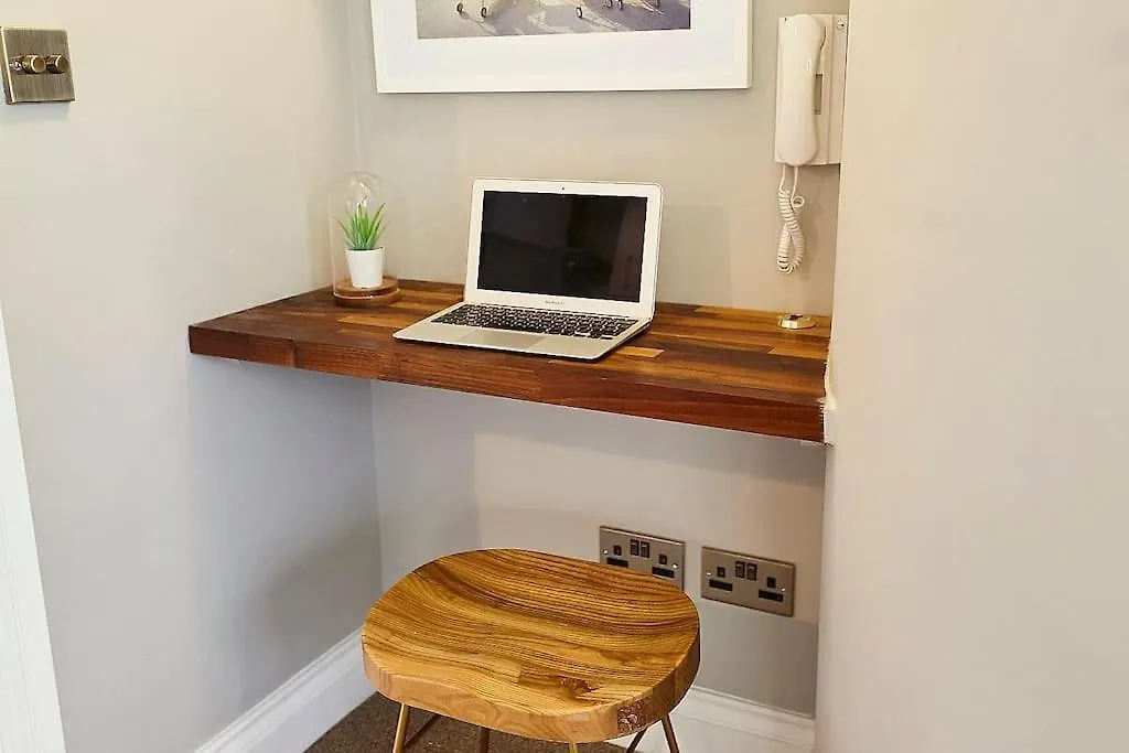 Lovely 2 Bed Apartment In Shoreditch On Quiet Side Street Лондон
