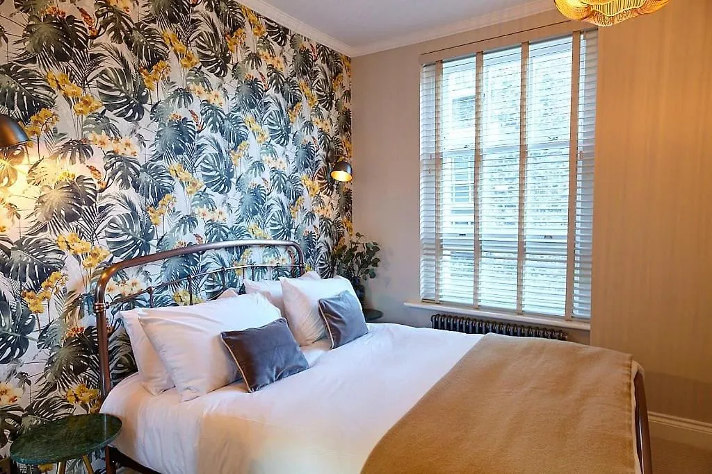 Lovely 2 Bed Apartment In Shoreditch On Quiet Side Street Лондон